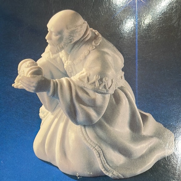 Avon Nativity Collectibles The Magi  Porcelain Figurine. Excellent Condition. - Picture 1 of 13